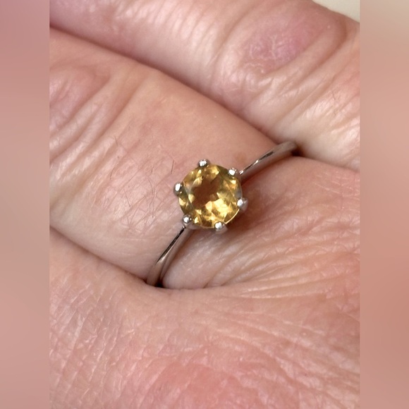 Rj Graziano Jewelry - Elegant Yellow Gemstone Ring. Marked 925 RJ. Size 8 Pre-owned excellent conditio